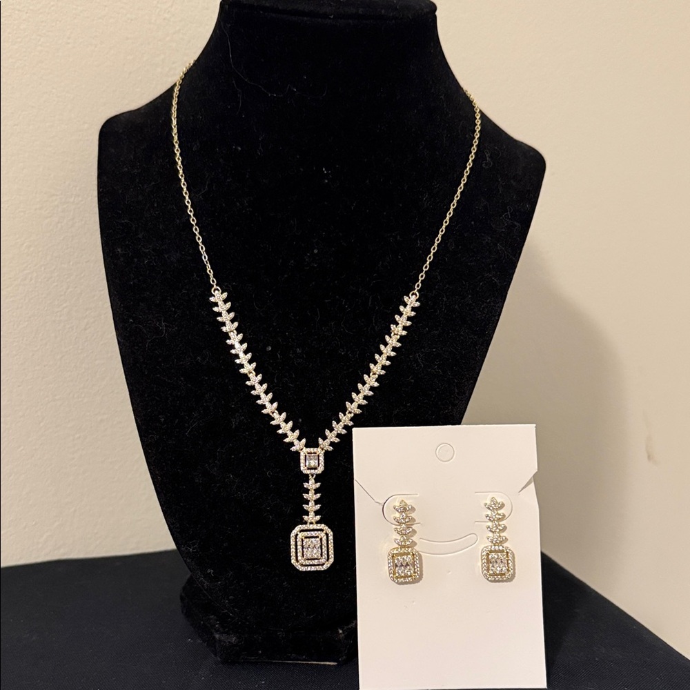 Elegant Necklace and Earring Set in 14 k Gold Plated.